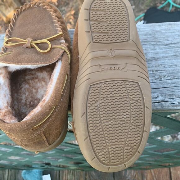 🔥 5/20🔥 Norty Suede Leather Faux Fur Lined slippers Sz 2Y Unisex - Picture 4 of 8